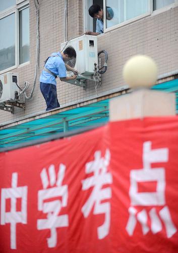6月6日,工人在北京廣渠門附近的一個高考考點對考場的空調做最后的檢查。據(jù)了解,北京今年有100335人報名參加7日開始的全國高考,目前,全市3000多考場已經(jīng)準備就緒。新華社記者 羅曉光 攝