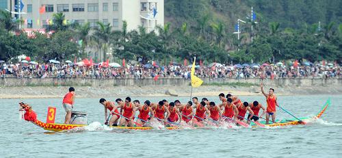 龍舟——群龍劈波斬浪防城港 6月6日,龍舟隊在比賽中奮勇前行。當(dāng)日,首屆防城港市國際龍舟節(jié)在廣西防城港西灣海域舉行,來自東南亞、港澳地區(qū)和廣西的18支龍舟隊參加角逐。 新華社記者劉廣銘攝