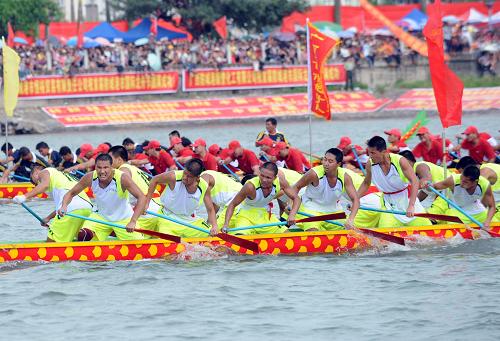 6月6日,龍舟隊員在比賽中奮勇前行。當(dāng)日,首屆防城港市國際龍舟節(jié)在廣西防城港西灣海域舉行,來自東南亞、港澳地區(qū)和廣西的18支龍舟隊參加角逐。 新華社記者劉廣銘攝
