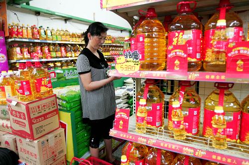 安徽豬肉價(jià)格跌幅趨緩 成品糧價(jià)基本平穩(wěn) 6月6日,一名顧客在合肥市宿州路上的合家福超市挑選糧油產(chǎn)品。 當(dāng)日,安徽省物價(jià)局價(jià)格監(jiān)測(cè)中心公布的一組對(duì)全省39種生活必需品的價(jià)格監(jiān)測(cè)數(shù)據(jù)顯示,與上周比,本周安徽省成品糧價(jià)基本平穩(wěn),食用油價(jià)格漲跌不一,豬肉價(jià)格跌幅趨緩。 新華社發(fā)(高微 攝)