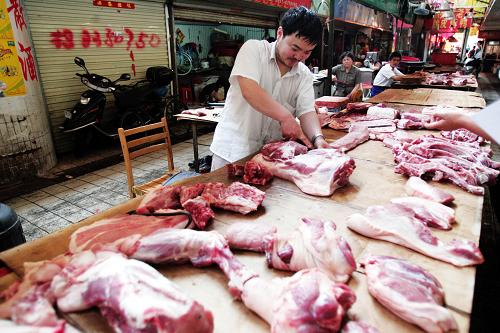 6月6日,合肥市三孝口一家農(nóng)貿(mào)市場(chǎng)的豬肉攤販在為顧客切豬肉。 當(dāng)日,安徽省物價(jià)局價(jià)格監(jiān)測(cè)中心公布的一組對(duì)全省39種生活必需品的價(jià)格監(jiān)測(cè)數(shù)據(jù)顯示,與上周比,本周安徽省成品糧價(jià)基本平穩(wěn),食用油價(jià)格漲跌不一,豬肉價(jià)格跌幅趨緩。 新華社發(fā)(高微 攝)