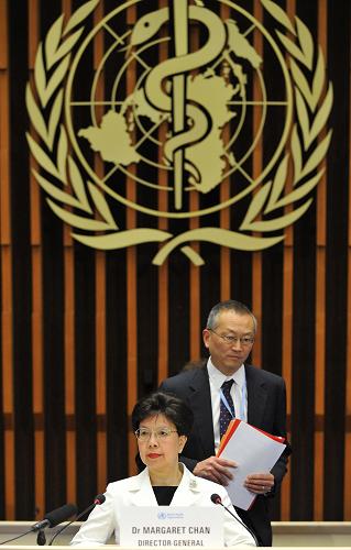 6月11日,世界衛(wèi)生組織總干事陳馮富珍(前)在新聞發(fā)布會(huì)上。當(dāng)日,世界衛(wèi)生組織總干事陳馮富珍正式宣布把甲型H1N1流感警戒級(jí)別升至6級(jí)。 新華社/法新