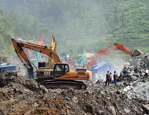 武隆山體垮塌現(xiàn)場救援行動仍在繼續(xù) 6月12日,幾臺大型機械在山體垮塌現(xiàn)場執(zhí)行搶險救援任務(wù)。 當(dāng)日,武隆雞尾山垮塌現(xiàn)場搶險救援進入第8天,各項搶險救援行動仍在繼續(xù)。參與搶險救援的米-26重型直升機圓滿完成了10次救援飛行任務(wù),利用超低頻電磁探測儀探測鐵礦巷道和生命跡象也在緊張有序地展開。 新華社記者劉潺攝