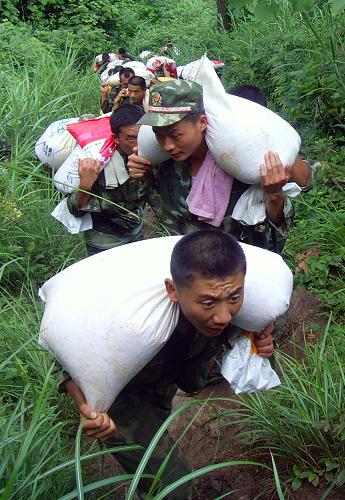 6月12日,武警戰(zhàn)士在崎嶇的山道上為疏散的群眾運送物資。 當(dāng)日,武隆雞尾山垮塌現(xiàn)場搶險救援進入第8天,各項搶險救援行動仍在繼續(xù)。參與搶險救援的米-26重型直升機圓滿完成了10次救援飛行任務(wù),利用超低頻電磁探測儀探測鐵礦巷道和生命跡象也在緊張有序地展開。 新華社發(fā)(周中余攝)