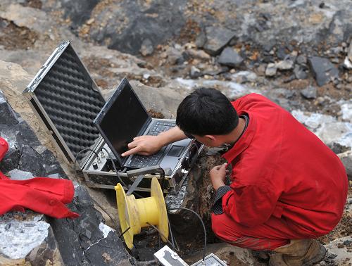 6月12日,技術(shù)人員在復(fù)雜的垮塌體上利用超低頻電磁探測儀探測鐵礦巷道和生命跡象。