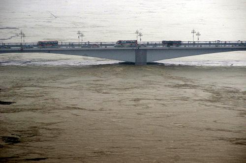 廣西柳江水位暴漲 7月4日,廣西柳州的柳江大橋橋墩已被大水淹沒。當?shù)胤姥床块T已緊急啟動防汛Ⅱ級應急響應。 6月30日以來的強降雨已造成廣西壯族自治區(qū)桂林、河池、柳州、來賓、百色5個市25個縣(市、區(qū))遭受洪澇災害。截至7月4日9時,全區(qū)91.45萬人受災,因災死亡1人、失蹤3人,緊急轉移安置7萬多人。 新華社發(fā)(黃孝邦 攝)