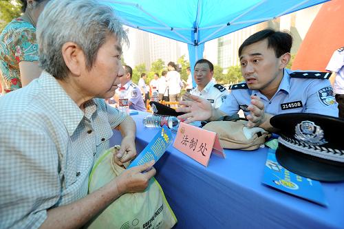 南京開(kāi)展打擊防范電信詐騙犯罪宣傳活動(dòng) 7月4日,南京市公安局民警向市民介紹電信詐騙防范知識(shí)。 當(dāng)日,南京市公安局聯(lián)合通信和金融部門開(kāi)展打擊防范電信詐騙犯罪宣傳活動(dòng),千余名警察走上街頭、走進(jìn)電信營(yíng)業(yè)廳發(fā)放宣傳材料,向市民宣傳電信詐騙防范知識(shí)。據(jù)警方統(tǒng)計(jì),今年以來(lái),南京市電話詐騙案件被騙金額高達(dá)1000余萬(wàn)元。 新華社記者 韓瑜慶 攝