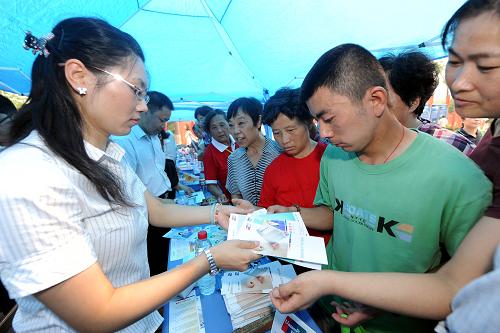 7月4日,南京市金融部門工作人員(左)向市民發(fā)放電信詐騙防范知識(shí)宣傳手冊(cè)。 當(dāng)日,南京市公安局聯(lián)合通信和金融部門開(kāi)展打擊防范電信詐騙犯罪宣傳活動(dòng),千余名警察走上街頭、走進(jìn)電信營(yíng)業(yè)廳發(fā)放宣傳材料,向市民宣傳電信詐騙防范知識(shí)。據(jù)警方統(tǒng)計(jì),今年以來(lái),南京市電話詐騙案件被騙金額高達(dá)1000余萬(wàn)元。 新華社記者 韓瑜慶 攝