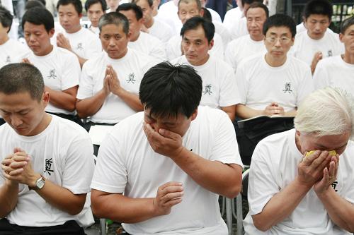 中日共同悼念二戰(zhàn)中被擄至日本的中國(guó)死難勞工 8月8日,中國(guó)死難勞工家屬在日本東京參加悼念活動(dòng)。當(dāng)天,中日兩國(guó)首次聯(lián)合為第二次世界大戰(zhàn)中被強(qiáng)擄至日本的中國(guó)死難勞工舉行的慰靈法會(huì)在東京一所寺廟舉行,中國(guó)駐日本大使崔天凱、日本參議院議長(zhǎng)江田五月等中日雙方約300人參加了悼念活動(dòng)。從1943年到1945年,日本共強(qiáng)行綁架169批,共計(jì)38936名中國(guó)勞工到日本135個(gè)工地從事重體力勞動(dòng),大批中國(guó)勞工客死異國(guó)他鄉(xiāng)。 新華社記者任正來(lái)攝