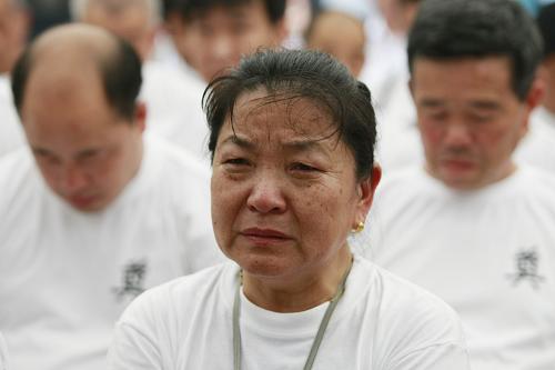8月8日,被擄中國(guó)勞工王敏的女兒王紅(前)在日本東京參加悼念活動(dòng)時(shí)痛哭,悼念被擄至日本受盡虐待而慘死的父親。當(dāng)天,中日兩國(guó)首次聯(lián)合為第二次世界大戰(zhàn)中被強(qiáng)擄至日本的中國(guó)死難勞工舉行的慰靈法會(huì)在東京一所寺廟舉行,中國(guó)駐日本大使崔天凱、日本參議院議長(zhǎng)江田五月等中日雙方約300人參加了悼念活動(dòng)。從1943年到1945年,日本共強(qiáng)行綁架169批,共計(jì)38936名中國(guó)勞工到日本135個(gè)工地從事重體力勞動(dòng),大批中國(guó)勞工客死異國(guó)他鄉(xiāng)。 新華社記者任正來(lái)攝
