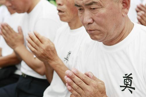 8月8日,中國(guó)山東被擄勞工蔣春友的兒子蔣光禮(右一)在日本東京參加悼念活動(dòng),悼念慘死于“花岡事件”的父親。