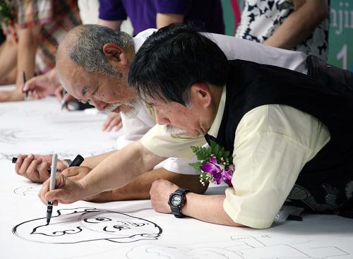 8月15日,在侵華日軍南京大屠殺遇難同胞紀(jì)念館,日本漫畫家進(jìn)行現(xiàn)場創(chuàng)作。