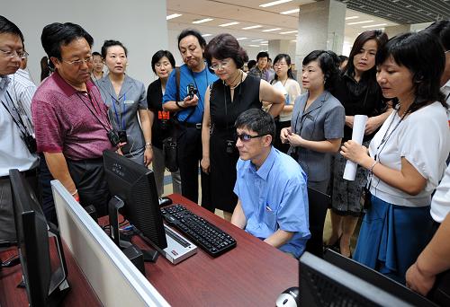 8月15日,與會(huì)代表在南京圖書館考察時(shí)參觀視障人閱覽室的網(wǎng)吧。