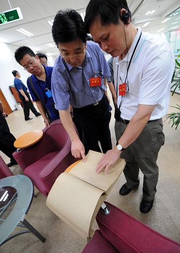 8月15日,與會(huì)代表在南京圖書館考察時(shí)參觀視障人閱覽室的盲文圖書。