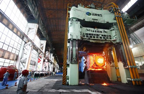 上海成功制造全球最大1.65萬噸油壓機(jī) 8月15日,1.65萬噸自由鍛造油壓機(jī)正在鍛造鋼錠。 當(dāng)日,中國自主設(shè)計(jì)制造、目前世界最大的1.65萬噸油壓機(jī),以及250噸/630噸·米鍛造操作機(jī)和450噸電渣重熔爐,在上海重型機(jī)器廠有限公司全面投入運(yùn)用,標(biāo)志著中國大型鍛件極端制造能力躋身世界一流水平。 新華社記者裴鑫攝