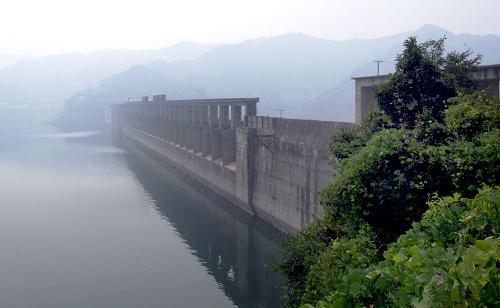 圖為8月15日拍攝的水豐水電站大壩壩內(nèi)全景。新華社記者 姚劍鋒 攝
