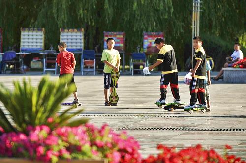 內(nèi)蒙古經(jīng)濟(jì):六十年增長(zhǎng)一千倍 孩子們?cè)趦?nèi)蒙古準(zhǔn)格爾旗薛家灣鎮(zhèn)的街心花園內(nèi)玩耍(2009年7月攝)。 新中國(guó)成立六十年來,內(nèi)蒙古自治區(qū)在黨和政府的關(guān)懷扶持下經(jīng)濟(jì)逐年增長(zhǎng),人民生活水平快速提高,民族文化、科學(xué)教育、醫(yī)療衛(wèi)生、城鎮(zhèn)建設(shè)都跨入了發(fā)展的快車道。內(nèi)蒙古自治區(qū)地區(qū)生產(chǎn)總值從1949年的7.08億元增加到2008年的7761.8億元,人均生產(chǎn)總值由118元增加到32214元,2002年以來,內(nèi)蒙古地區(qū)生產(chǎn)總值增速連續(xù)7年居全國(guó)首位。目前,內(nèi)蒙古已經(jīng)成為我國(guó)重要的能源電力生產(chǎn)基地,并形成了食品、紡織、冶金、汽車、裝備、礦業(yè)等產(chǎn)業(yè)鏈條。 新華社記者李欣攝