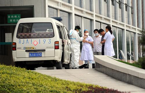 9月5日,傳染病醫(yī)院的救護(hù)車準(zhǔn)備隨時(shí)接送患者。