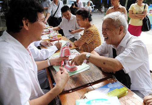 廣西開展大型“全國愛牙日”活動 9月20日,廣西醫(yī)科大學(xué)附屬醫(yī)院醫(yī)生走上街頭普及口腔衛(wèi)生知識。 當日是第21個“全國愛牙日”,廣西各大醫(yī)院組織牙科專家深入學(xué)校,走上街頭,采取專家演講、咨詢義診等多種形式,為群眾提供口腔衛(wèi)生保健服務(wù)。 新華社記者 張愛林 攝