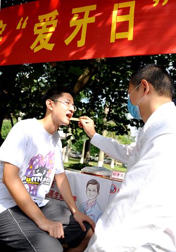 9月20日,廣西民族大學(xué)的一名大學(xué)生在接受醫(yī)師的檢查。