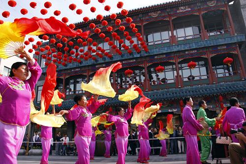 9月28日,市民在前門大街開市慶典儀式上表演節(jié)目。 當(dāng)日,經(jīng)過精心設(shè)計(jì)修繕一新的北京前門大街正式開市。目前,前門大街共完成簽約商戶100多家,匯集了全聚德、周大福、都一處等知名老字號和愛慕、美邦、李寧等民族自主品牌,以及瑞典H&M、西班牙ZARA等眾多國際知名品牌。 新華社記者高學(xué)余攝