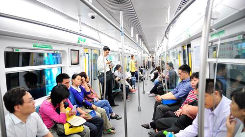 9月28日,乘客乘坐地鐵4號線出行。