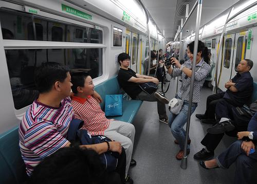 9月28日,乘客在地鐵四號線車廂內(nèi)拍照留念。