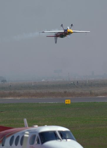 2009中國國際通用航空大會開幕 10月17日,在西安國家航空產(chǎn)業(yè)基地蒲城通用航空產(chǎn)業(yè)園內(nèi)府機場,一架飛機(上)在進行倒置飛行表演。 當日,2009中國國際通用航空大會在陜西西安和渭南兩地開幕。大會共包括四項活動,分別為飛行表演與飛機靜態(tài)展、通用航空高峰論壇、航空設(shè)備與器材展、航空項目簽約。來自美國、加拿大、法國、英國、德國、奧地利、捷克、荷蘭、日本、韓國等國家和地區(qū)的近30家通用航空企業(yè)和國內(nèi)約100家企業(yè)參加展會。 新華社記者丁海濤攝
