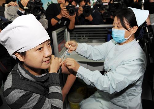 河南首批甲流疫苗開始免費(fèi)接種 10月31日,鄭州市第六人民醫(yī)院隔離病區(qū)主任孫燕(左)在接種甲流疫苗。 當(dāng)日,鄭州市甲型H1N1流感疫苗接種啟動(dòng)儀式在鄭州市第六人民醫(yī)院舉行,這標(biāo)志著河南省甲流疫苗接種工作正式啟動(dòng)。一線醫(yī)務(wù)人員、口岸檢疫邊檢及公路交通服務(wù)人員、一線交警將首批接受疫苗接種。 新華社記者 趙鵬 攝