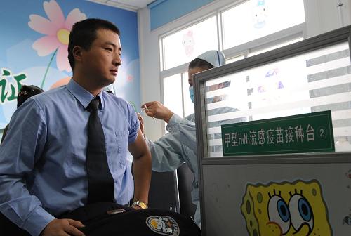 10月31日,一名警官在鄭州市第六人民醫(yī)院接種甲流疫苗。 當(dāng)日,鄭州市甲型H1N1流感疫苗接種啟動(dòng)儀式在鄭州市第六人民醫(yī)院舉行,這標(biāo)志著河南省甲流疫苗接種工作正式啟動(dòng)。一線醫(yī)務(wù)人員、口岸檢疫邊檢及公路交通服務(wù)人員、一線交警將首批接受疫苗接種。 新華社記者 趙鵬 攝