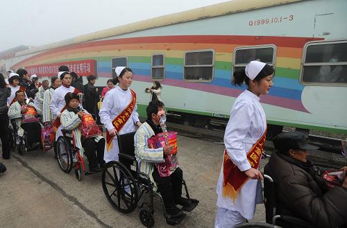 “健康快車”助四川地震災(zāi)區(qū)白內(nèi)障患者重見光明 11月22日,醫(yī)護人員將災(zāi)區(qū)白內(nèi)障患者送上“健康快車”。 香港“健康快車”近日??克拇ㄊ∷鞂幨?,列車上的眼科專家為來自江油、安縣、三臺等地震重災(zāi)區(qū)的130名白內(nèi)障患者實施手術(shù),為患者送來光明。“健康快車”是以方黃吉雯女士為代表的香港愛國人士為紀念香港回歸祖國而捐贈給內(nèi)地同胞的一份厚禮,也是中國唯一建在火車上的眼科“流動醫(yī)院”,常年為貧困白內(nèi)障患者免費進行手術(shù)治療。 新華社記者 江宏景攝