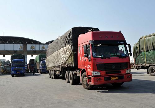 11月22日,運載“補貼香蕉”的車輛源源不斷地駛出廣西北大門全州縣黃沙河高速公路收費站。