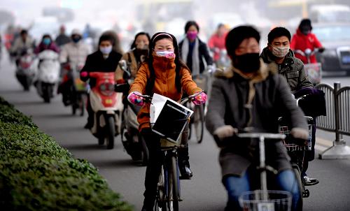 11月26日,鄭州市民在被濃霧籠罩的街頭騎行。 自24日起,河南大部分地區(qū)連續(xù)出現(xiàn)大霧天氣,給人們出行帶來不便。26日,河南省氣象臺再發(fā)大霧黃色預(yù)警信號,提醒相關(guān)部門做好防范工作。 新華社記者 朱祥 攝