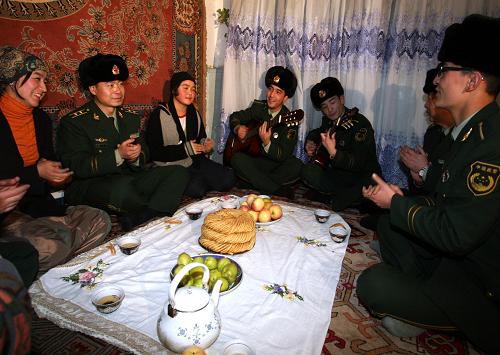 武警烏魯木齊邊防指揮學(xué)校官兵與維吾爾族學(xué)生木尼熱·阿不都熱西提(左三)一起歡慶古爾邦節(jié)(11月25日攝)。