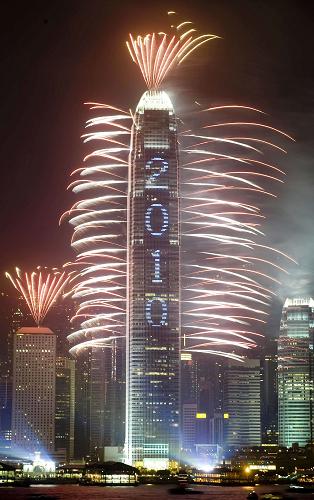 1月1日凌晨,香港維多利亞港舉行迎新年煙花燈光匯演,慶祝2010年元旦的到來。 新華社記者 呂小煒攝