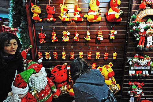 一位客商(左)在選購喜慶商品(2009年12月17日攝)。