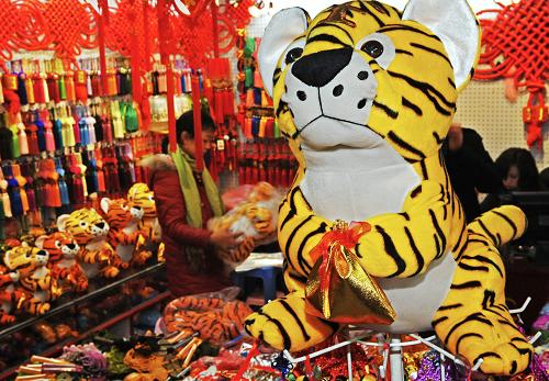 客商在一家喜慶商品店購物(2009年12月17日攝)。