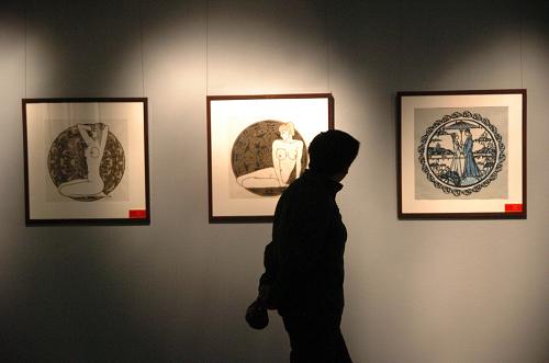 1月5日,一位觀眾在杭州舉行的民間剪紙藝術(shù)展展廳觀賞剪紙作品。