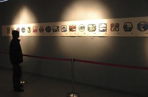 1月5日,一位觀眾在杭州舉行的民間剪紙藝術(shù)展展廳觀賞剪紙作品。