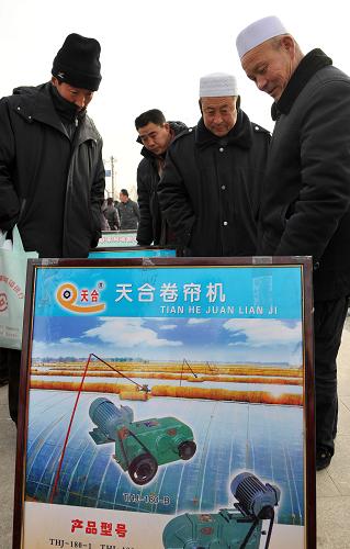 1月11日,群眾在“三下鄉(xiāng)”活動(dòng)上了解農(nóng)業(yè)科技信息。 當(dāng)日,寧夏吳忠市“三下鄉(xiāng)”活動(dòng)在該市馬蓮渠鄉(xiāng)啟動(dòng)。相關(guān)部門在隆冬時(shí)節(jié)為農(nóng)民帶來了豐富多彩的文化活動(dòng)和科技、衛(wèi)生服務(wù)等,受到村民們的歡迎。 新華社記者 王鵬 攝