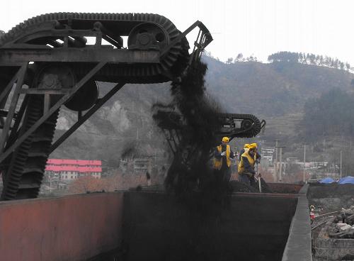 1月11日,鐵路職工在貴州凱里火車站搶運電煤。 近日,貴州鐵路部門調(diào)整運力資源和運輸結(jié)構(gòu),在保證旅客、節(jié)日物資和抗災(zāi)救災(zāi)物資運輸?shù)耐瑫r,全力以赴投入電煤搶運。 新華社發(fā)(姜澤鵬 攝)