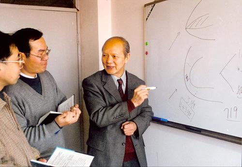 “數(shù)苑從來(lái)思不停”——記國(guó)家最高科技獎(jiǎng)獲得者谷超豪 圖為谷超豪(右)等在談?wù)摿W(xué)中的數(shù)學(xué)問(wèn)題(資料照片)。 車,行駛在從溫州開往上海的路上。指點(diǎn)著窗外各處熟悉的景物,谷超豪向他的學(xué)生,復(fù)旦大學(xué)副校長(zhǎng)陳曉漫講述著自己如何從這里一步步走來(lái),求學(xué)、革命、教書育人。 這段熟悉得不能再熟悉的路,見證了谷超豪人生軌跡中交織的三段經(jīng)歷、三種身份——數(shù)學(xué)家、革命者和教育功臣。在八十多年的人生歷程中,他的科學(xué)研究事業(yè)始終與革命建設(shè)事業(yè)、教育事業(yè)緊密相連。 新華社發(fā)