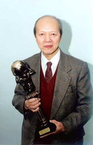 圖為1995年谷超豪接受柏寧頓孺子牛金球獎(jiǎng)(杰出獎(jiǎng))(資料照片)。