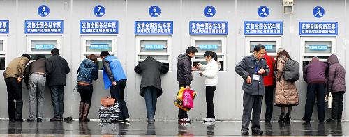 1月11日,乘客在鐵路上海站廣場(chǎng)售票處購買車票。 根據(jù)上海鐵路局的安排,旅客除了能在火車站、代售點(diǎn)購買火車票,上海以及安徽、江蘇、浙江省境內(nèi)的旅客從1月10日起直接撥打訂票服務(wù)熱線,就可以憑身份證,預(yù)訂蘇浙滬皖各站至全國各地的車票。考慮到春運(yùn)期間票源緊張,電話訂票將采取一系列的限制措施。 新華社發(fā)