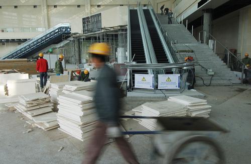 1月12日,建筑工人在合肥火車站新站房內施工。
