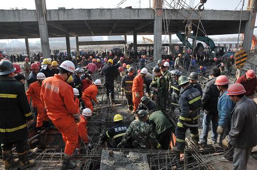 安徽蕪湖一工地發(fā)生腳手架倒塌事故 1月12日,救援人員在事故現(xiàn)場施救。 當(dāng)日中午11時50分左右,安徽省蕪湖市華強文化科技產(chǎn)業(yè)園配送中心工地混凝土澆筑過程中發(fā)生腳手架倒塌事故,十余名工人被壓在腳手架下,其中約7名工人仍被埋在混凝土下,生死未卜。事故發(fā)生后,蕪湖市緊急啟動應(yīng)急救援方案。目前,事故原因正在調(diào)查中。 新華社發(fā)
