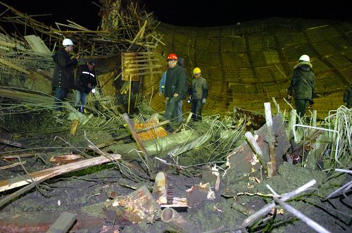 蕪湖華強產(chǎn)業(yè)園發(fā)生腳手架倒塌事故 已致3人死亡7人受傷 1月12日,救援人員在事故現(xiàn)場施救。 當(dāng)日11時50分左右,安徽省蕪湖華強文化科技產(chǎn)業(yè)園配送中心工地混凝土澆筑過程中發(fā)生腳手架倒塌事故,10余名工人被壓在腳手架下,截至19時20分,已有3名工人死亡、7人受傷,還有數(shù)名工人生死不明,施救工作正在緊張進(jìn)行。 新華社記者 郭晨 攝