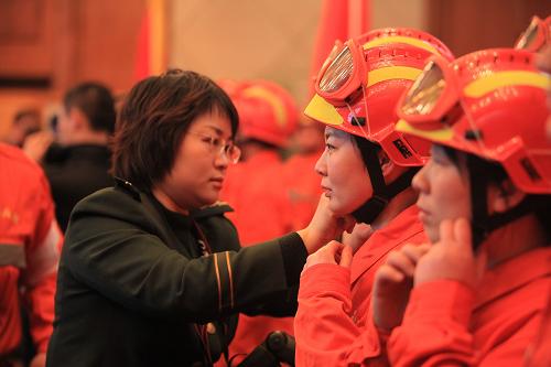 1月13日,隊員在首都機場集結(jié)準(zhǔn)備出發(fā)。當(dāng)日,由50名隊員組成的中國國際救援隊在北京首都國際機場集結(jié),準(zhǔn)備奔赴海地地震災(zāi)區(qū)救援。 新華社記者邢廣利 攝