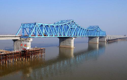 1月14日拍攝的全線貫通的向莆鐵路東新贛江特大橋。 近日,國家重點(diǎn)工程向莆鐵路(江西南昌至福建莆田)的重點(diǎn)控制性工程——東新贛江特大橋全線貫通。位于南昌的東新贛江特大橋全長27.3公里,兩線為向莆鐵路,兩線預(yù)留為滬(上海)昆(昆明)鐵路。向莆鐵路正線全長約603.6公里,共設(shè)23個(gè)車站,按雙線電氣化I級(jí)干線標(biāo)準(zhǔn)建設(shè),設(shè)計(jì)時(shí)速為200公里;運(yùn)輸能力為每日客車100對(duì),貨運(yùn)每年2000萬噸,預(yù)計(jì)2012年建成并投入使用。 新華社發(fā)(胡國林 攝)