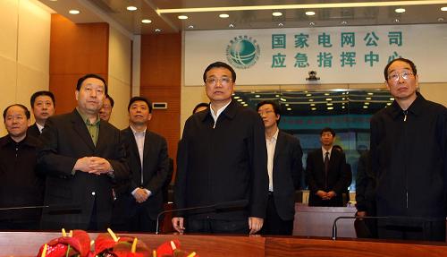 這是李克強在國家電網(wǎng)公司應(yīng)急指揮中心,聽取電力保障情況介紹。 新華社記者劉衛(wèi)兵攝